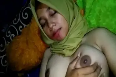 Remasan Lembut Dada Ukhti Bikin Suasana Panas Backdrop